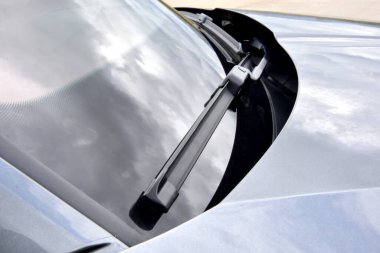 Bir yolcu arabasının ön camında silecek var.