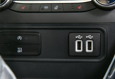 Araç panelinde iki USB girişi