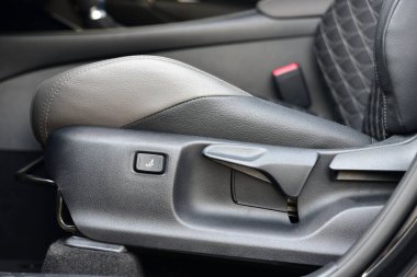 Koltuk pozisyonunu ayarlamak için düğme ve kol