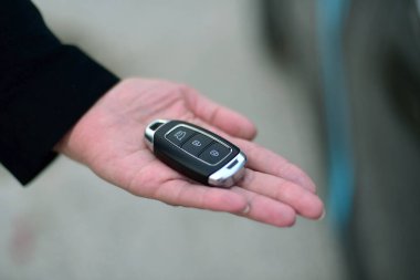 Bir kadın elinde bir arabanın anahtarını tutuyor.