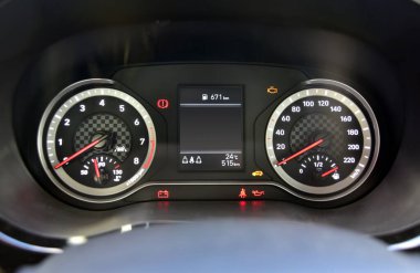 Yolcu arabasındaki analog enstrüman paneli