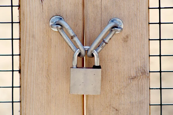 Zár és a fából készült ajtó — Stock Fotó