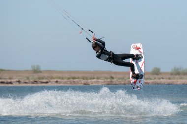 olarak bir atlama kiteboard erkekle