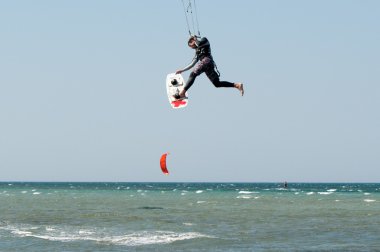 olarak bir atlama kiteboard erkekle