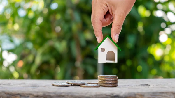 Empresário Segurando Casa Modelo Casa Modelo Uma Pilha Moedas Conceito — Fotografia de Stock