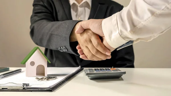 Affärsmännen Avslutade Mötet Och Den Glada Affärsmannen Handslag Efter Kontraktet — Stockfoto
