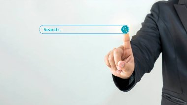 Arama konsepti veri sörfü bilgi ağı. Bir işadamı dokunmatik bilgisayar ekranında bir internet arama sayfasına tıklıyor.