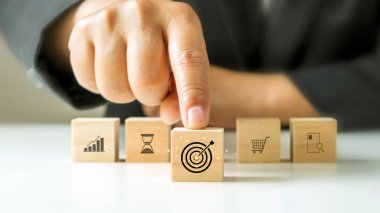 Başarılı hedef tahtasını seçen iş adamı tahta blok hedef kavramı iş amaçları ve iş fikirleri üzerine basıldı