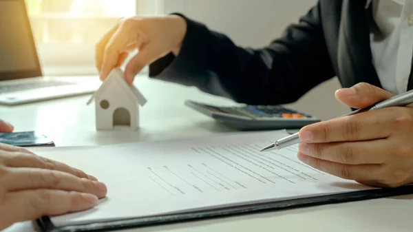 Client Talks Sign Real Estate Contract Approved Mortgage Request Form — 스톡 사진