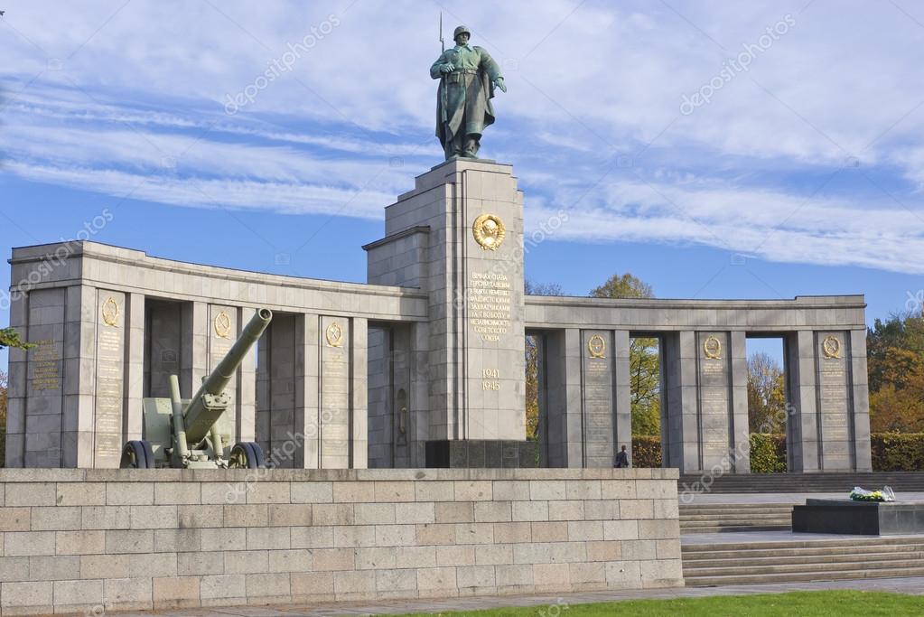 soviet-ww2-memorial-berlin-stock-photo-asafeliason-37050637