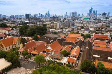 Arkadaki Wat Phukhao Tangası, Bangkok 'un kuş bakışı görüntüsü Silom, Sathorn' un iş bölgesinde yüksek bir binadır..