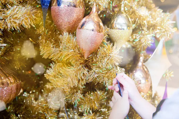 Κοντινό Πλάνο Χριστουγεννιάτικο Δέντρο Και Διακοσμήσεις Μπάλες Δώρα Κάρτες Και — Φωτογραφία Αρχείου