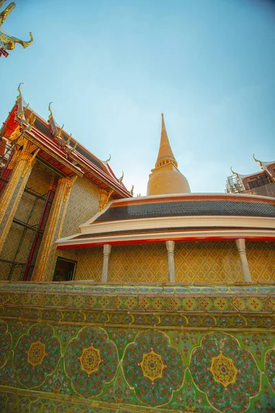 Tayland 'ın Bangkok kentindeki Ratchabophit Tapınağı, Asya' nın önemli bir turizm merkezi olan önemli bir Budist huzur ve tarihi Rattanakosin mimarisi ve sanatı tapınağıdır..