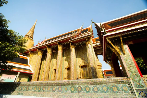 Tayland 'ın Bangkok kentindeki Ratchabophit Tapınağı, Asya' nın önemli bir turizm merkezi olan önemli bir Budist huzur ve tarihi Rattanakosin mimarisi ve sanatı tapınağıdır..