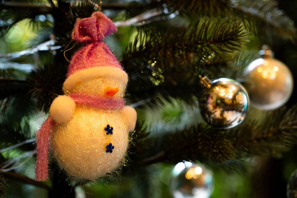 Κοντινό Πλάνο Χριστουγεννιάτικο Δέντρο Και Διακοσμήσεις Μπάλες Δώρα Κάρτες Και — Φωτογραφία Αρχείου
