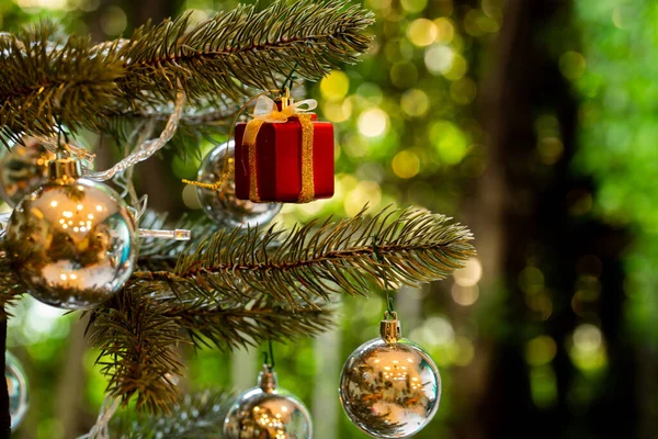 Yakın plan, Noel ağacı ve süslemeler, balolar, hediyeler, kartlar ve kardan adam. Mutluluk atmosferinde asılı ve kar beyazı