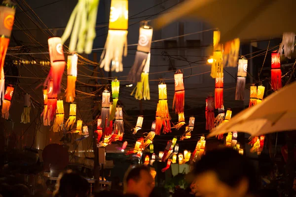 Halk stilinde el yapımı fenerler ve gece mutluluk festivalinde renkli fenerler. İnsanların eğlendiği bir ortamda.