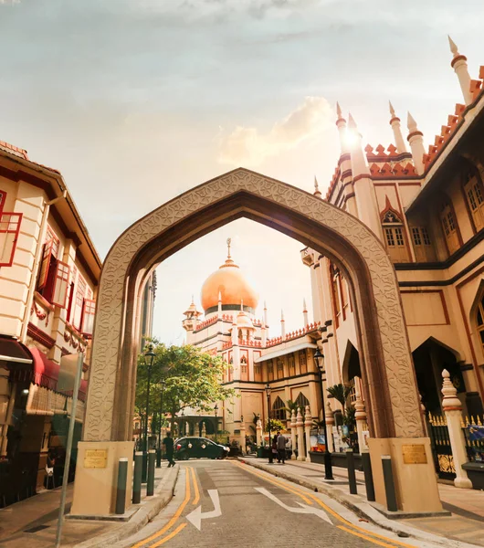 Sultan Camii, Singapur 'un tarihi ve dini simgesi, Müslümanlar ve turistler arasında popüler..