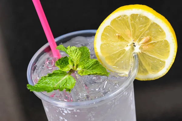 Primer Plano Limonada Soda Rodajas Limón Hojas Menta Adornadas Fiesta Imágenes de stock libres de derechos