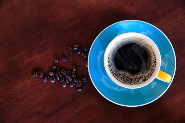 Sıcak Americano kahve ve kahve çekirdekleri sabahları kahve dükkanında dinlenmek için..