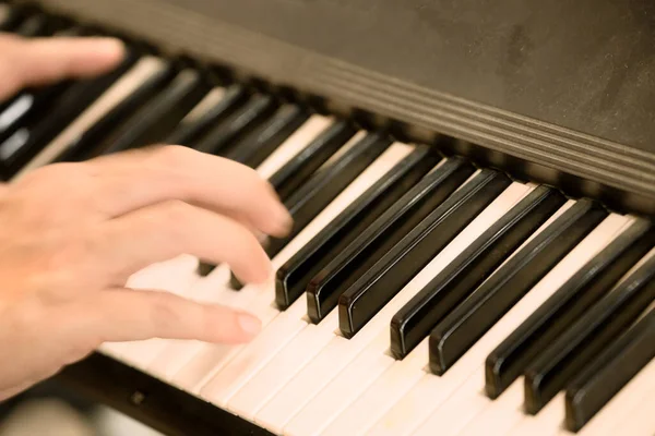 Gros Plan Main Musicien Jouant Piano Dans Une Classe Spectacle — Photo