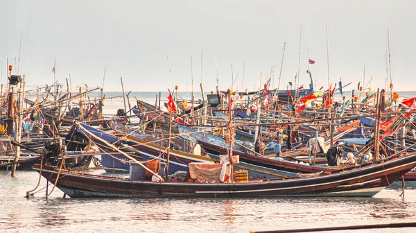 Balıkçı Tekneleri Tayland Asya Bir Balıkçı Köyünün Körfezine Yanaştı — Stok fotoğraf