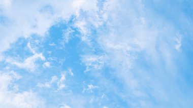 Beyaz bulutlu mavi gökyüzünün arka planı