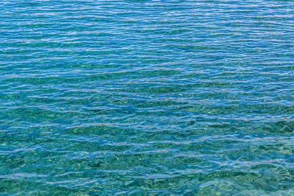 Μπλε θάλασσα σε ηλιοφάνεια λάμψη ως φόντο επιφάνεια. Καλοκαιρινές διακοπές — Φωτογραφία Αρχείου
