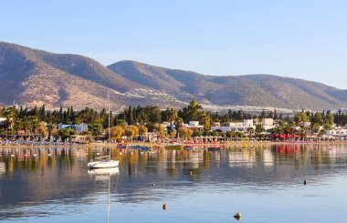 Bitez, Bodrum, Türkiye - 7 Ekim 2021. Ege Denizi 'nde kumlu bir sahili olan güzel bir sahil.
