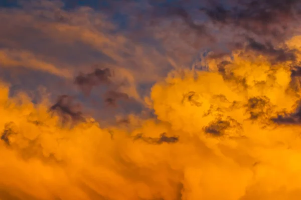 Background from a bright colorful sunset with clouds — Stock Photo, Image