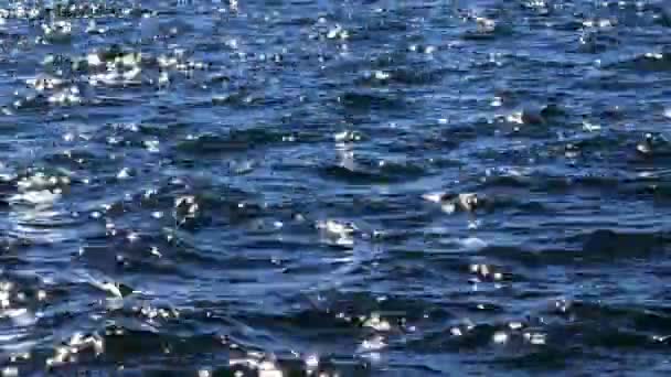 Las olas azules del mar en sol brillan como fondo superficial. Concepto vacaciones de verano — Vídeo de stock