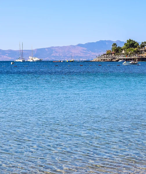 Γαλάζια θάλασσα, νησιά και βάρκες στα παράλια του Αιγαίου. Καλοκαιρινές διακοπές και παράκτια φύση — Φωτογραφία Αρχείου