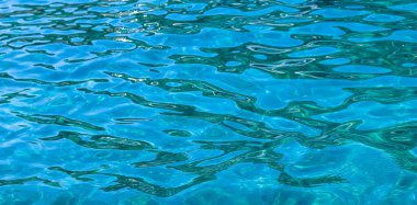 Güneş ışığıyla parlayan turkuaz deniz yüzey arka planında. Yaz tatili kavramı