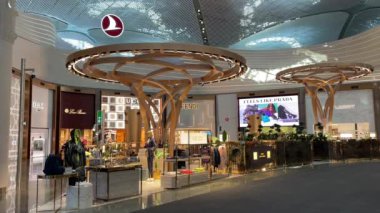 İstanbul, Türkiye - 16 Ekim 2021. Yeni İstanbul uluslararası havaalanındaki vergisiz mağazalar lüks markalara damgasını vurdu