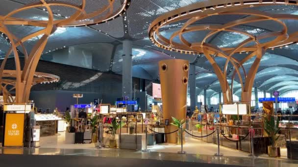 Stambuł, Turcja - 16 października 2021 r. Luksusowe marki sklepów wolnocłowych na nowym międzynarodowym lotnisku w Stambule — Wideo stockowe