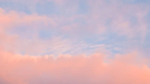 Background of blue sky with pink clouds in sunset — Stock Photo, Image