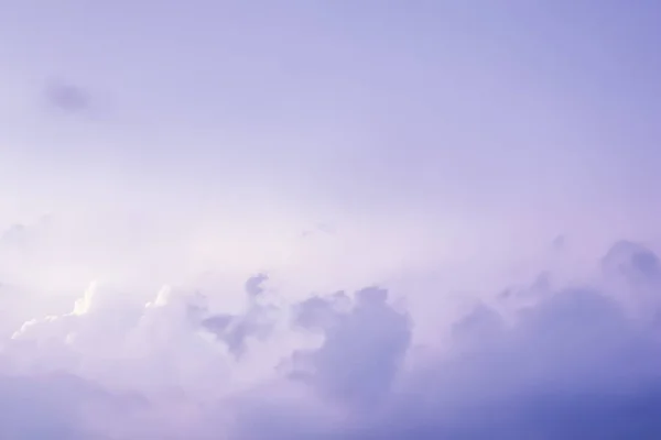 Background of a beautiful pink and pale purple sky with clouds at sunset — Stock Photo, Image