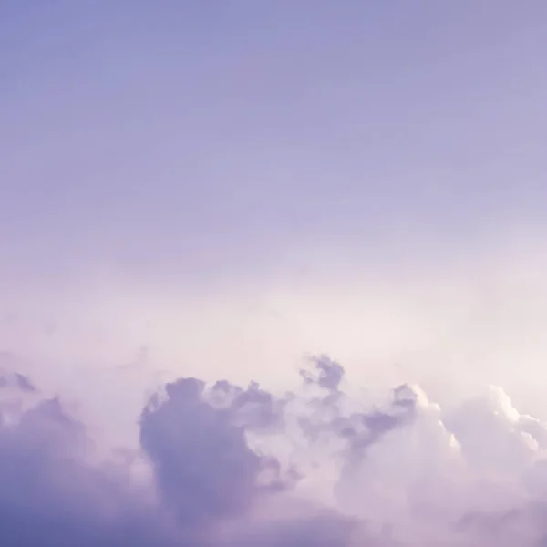 Background of a beautiful pink and pale purple sky with clouds at sunset — Stock Photo, Image