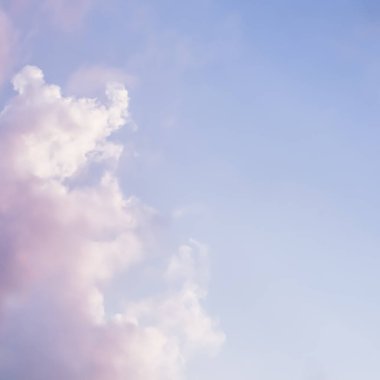 Gün batımında beyaz ve pembe bulutlu mavi gökyüzü arkaplanı