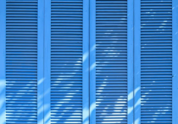 Ročně modré dveře. Pozadí klasického louveru s horizontálním dřevěným vzorem. — Stock fotografie