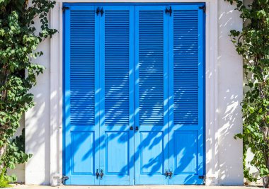 Klasik mavi kapı. Yatay ahşap desenli klasik louver arkaplanı.