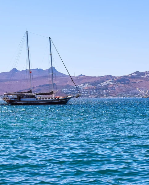 Ιστιοφόρα στη γαλάζια θάλασσα με φόντο τα νησιά και τα βουνά — Φωτογραφία Αρχείου