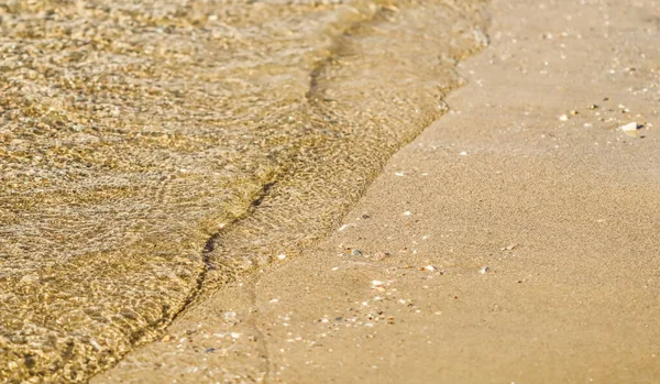 Flowing wave on the sea sandy beach. Summer vacation background — Stockfoto
