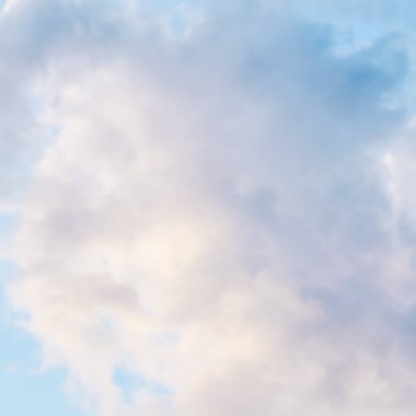 Gün batımında beyaz pembe bulutlu mavi gökyüzünün arka planı