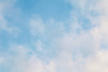 Gün batımında beyaz pembe bulutlu mavi gökyüzünün arka planı