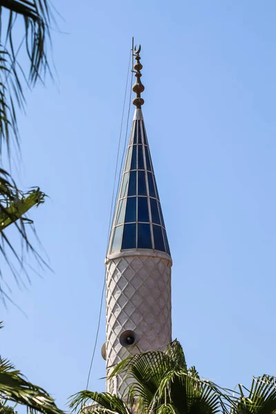 Türkiye 'de mavi gökyüzünün arka planında yer alan Cami Minaresi