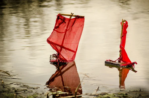 Лодки с красными парусами на ручье — стоковое фото