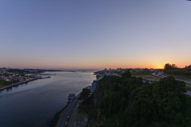 Bulutlar okyanus Porto ile renkli günbatımı