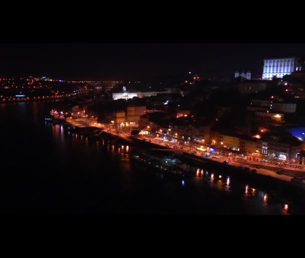 Historiska medelhavsarkitektur med kyrkan på natten med ljus i porto, portugal — Stockvideo