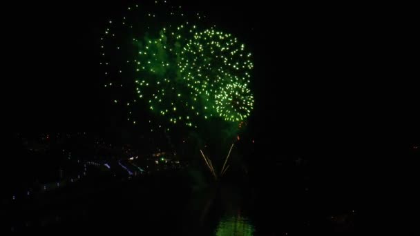 Exibição de fogos de artifício coloridos enormes e estrias vermelhas na margem do rio — Vídeo de Stock